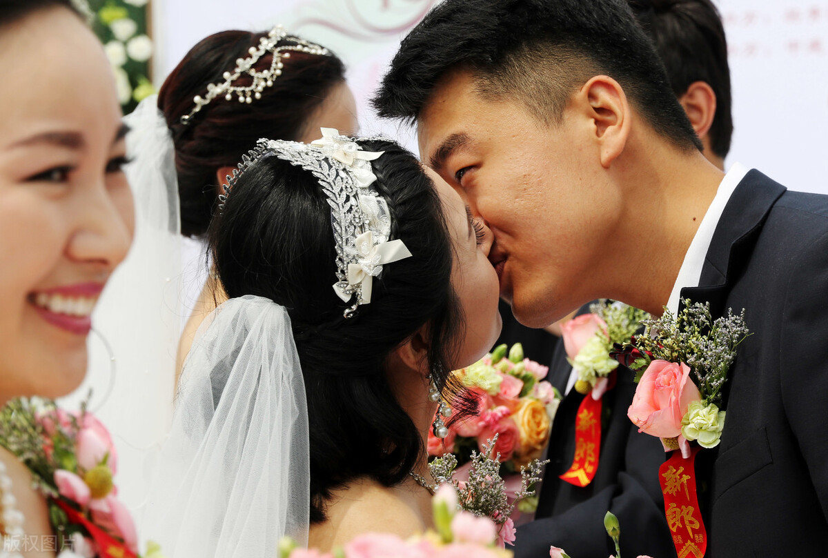 听农民大叔打开窗户说亮话“央行放水万亿”该贷贷贷,该花花花