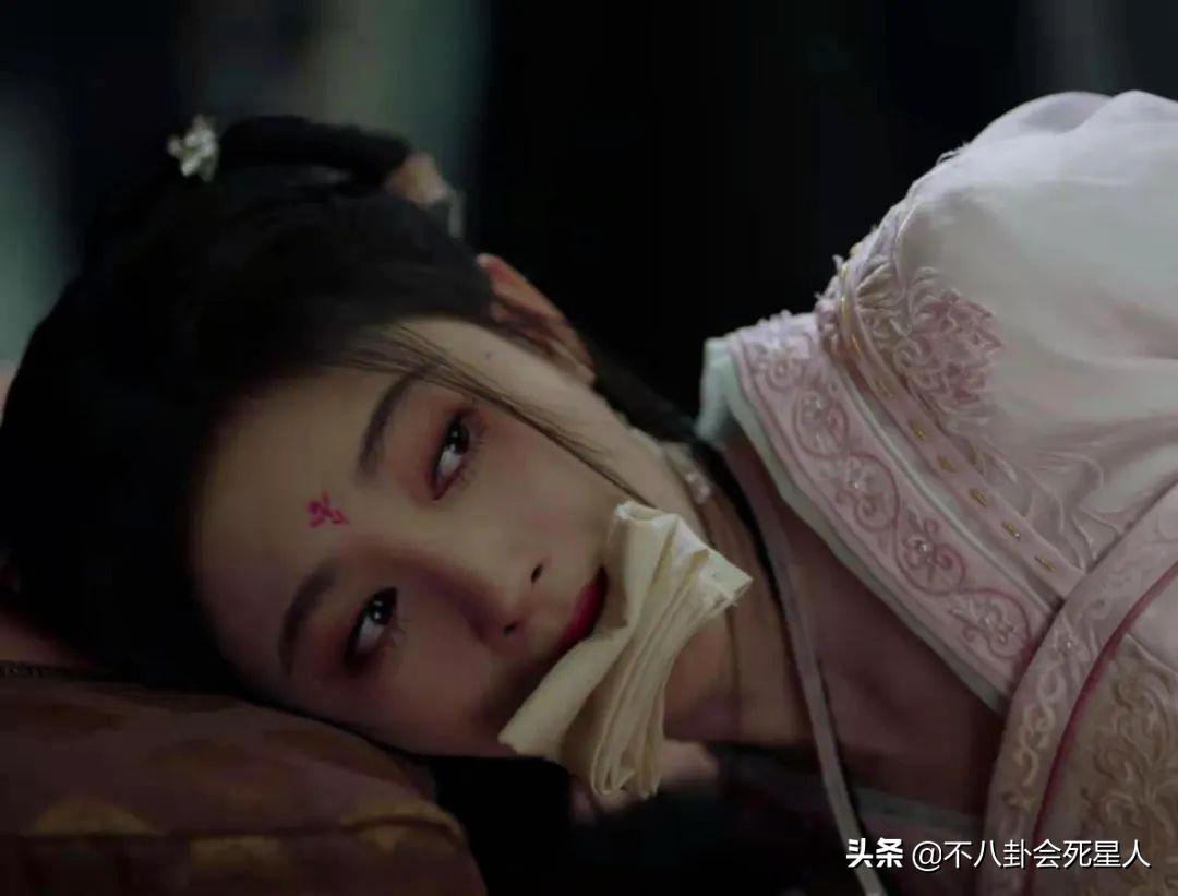 鞠婧祎8大离谱妆容：吐血不敢弄花半永久妆，守丧也要浓妆涂红唇