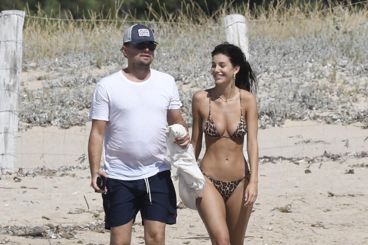 小李子办游艇派对女友庆生,小李子和朋友一起在游艇度假