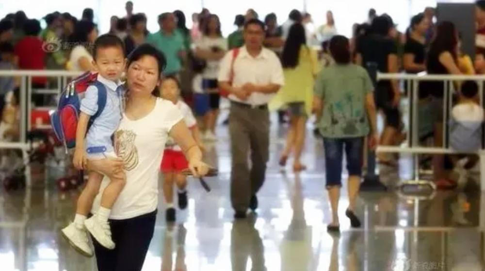 o型腿正确抱娃方法,怎么抱小孩腿不会变形