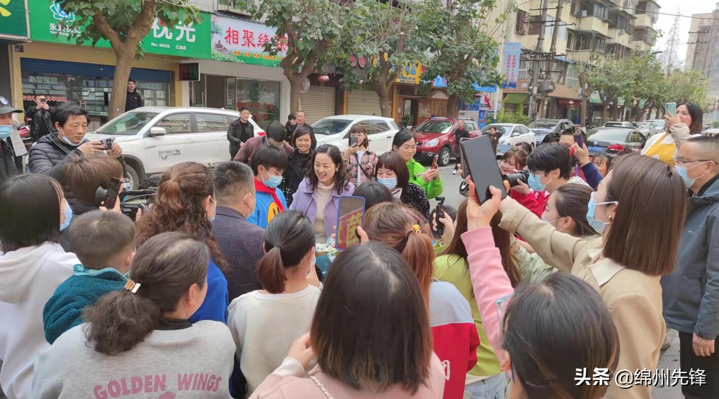 张琳艳回母校被老师塞糖,张琳艳恩师