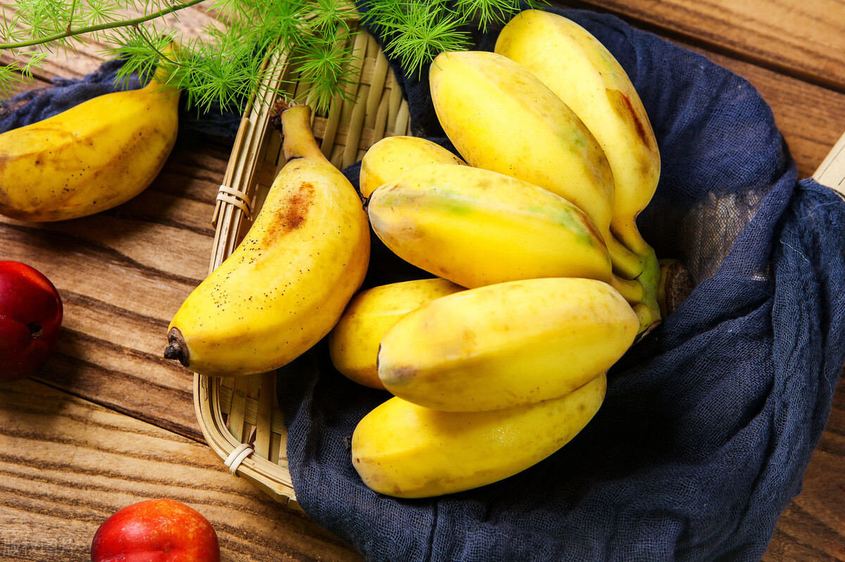 香蕉放几天就变黑？老果农教你两个绝招，香蕉放半个月都新鲜不坏