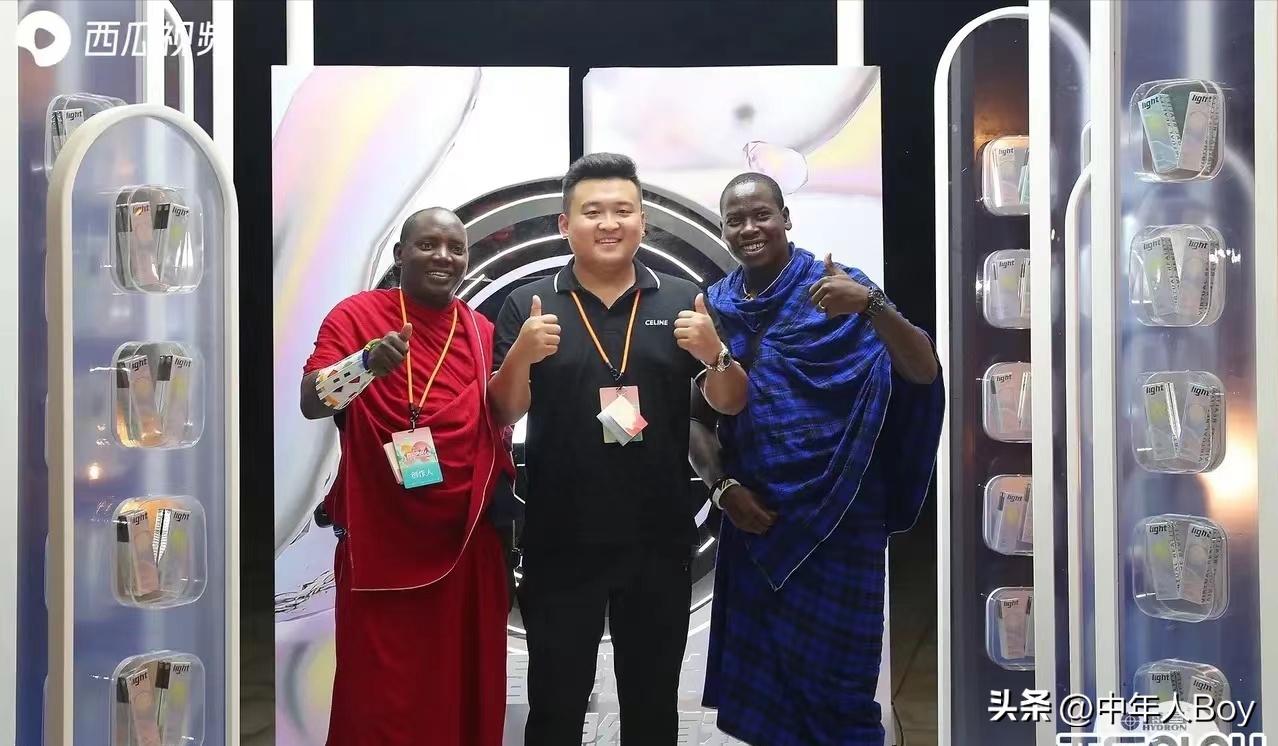 非洲小五带黑人保镖来中国吸金，他应该给保镖更高工资吗？