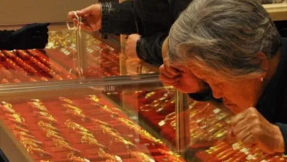 抢黄金的中国大妈,2013年中国大妈疯抢黄金视频