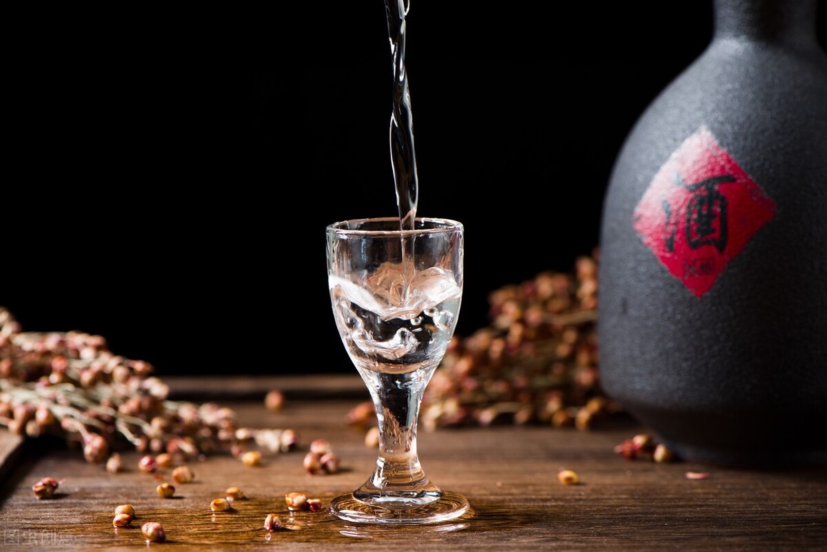 去墙壁污渍小妙招牙膏醋白酒,牙膏放白酒里面