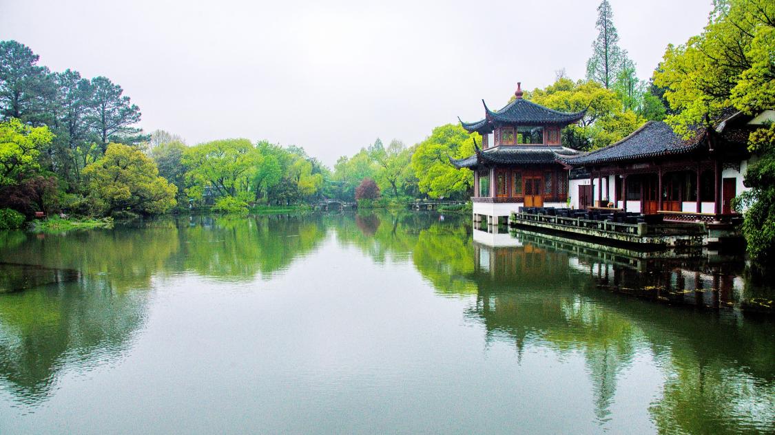 赵翼《西湖晤袁子才喜赠》：才可必传能有几，老犹得见未嫌迟