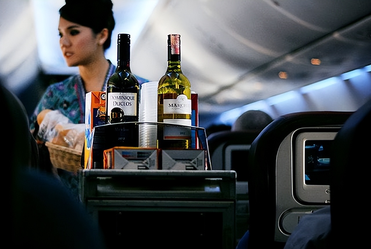 飞机上会提供哪些免费的东西,飞机上免费提供什么东西可以带走