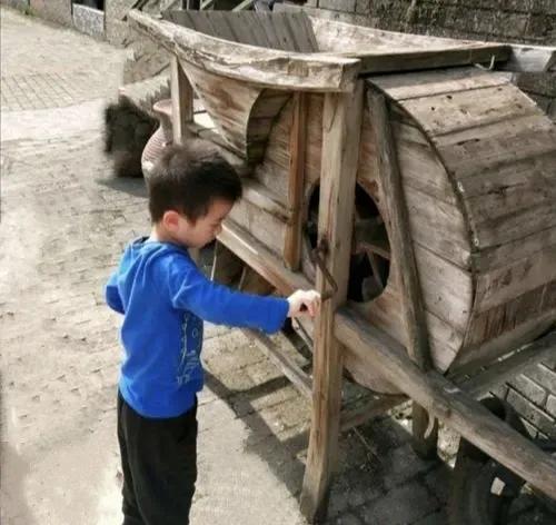 乡村里的石碾浓浓的乡愁,乡村的记忆乡愁的记忆