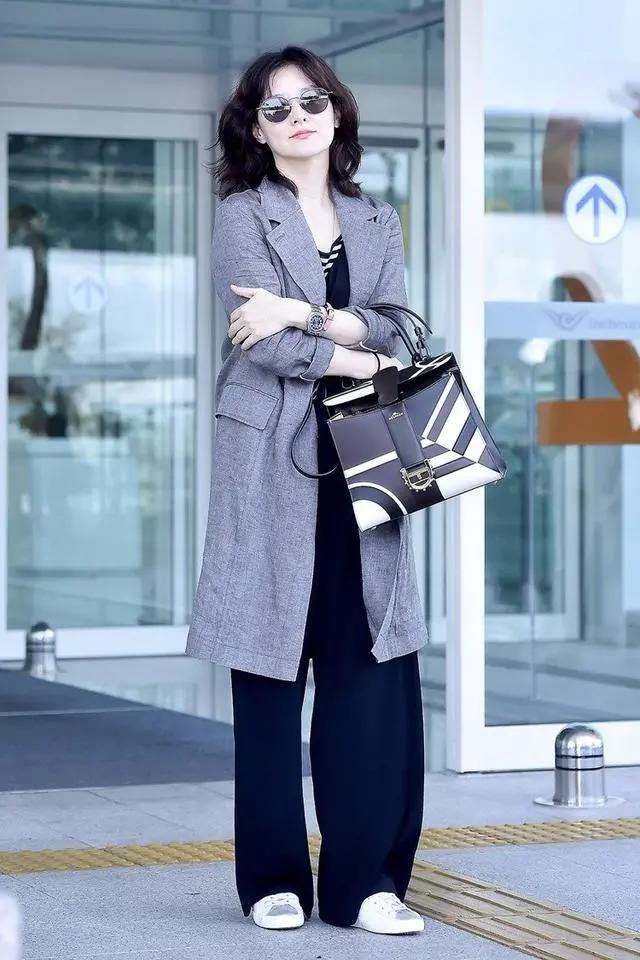 李英爱大衣穿搭街拍,李英爱年轻时穿搭基础款