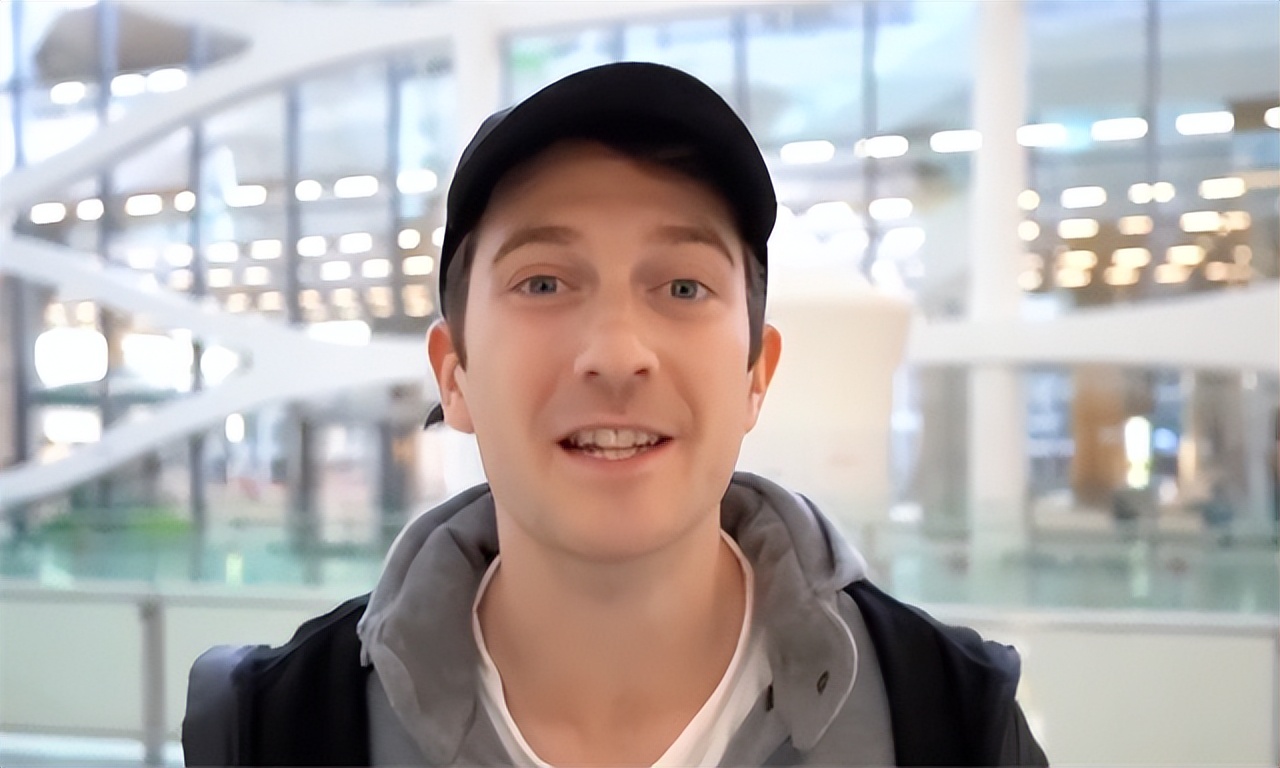 美国小伙在中国生活8年，回国后绝望吐槽，连夜买机票回中国