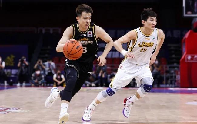 辽宁18年总冠军杨鸣举奖杯,辽宁夺冠时刻杨鸣