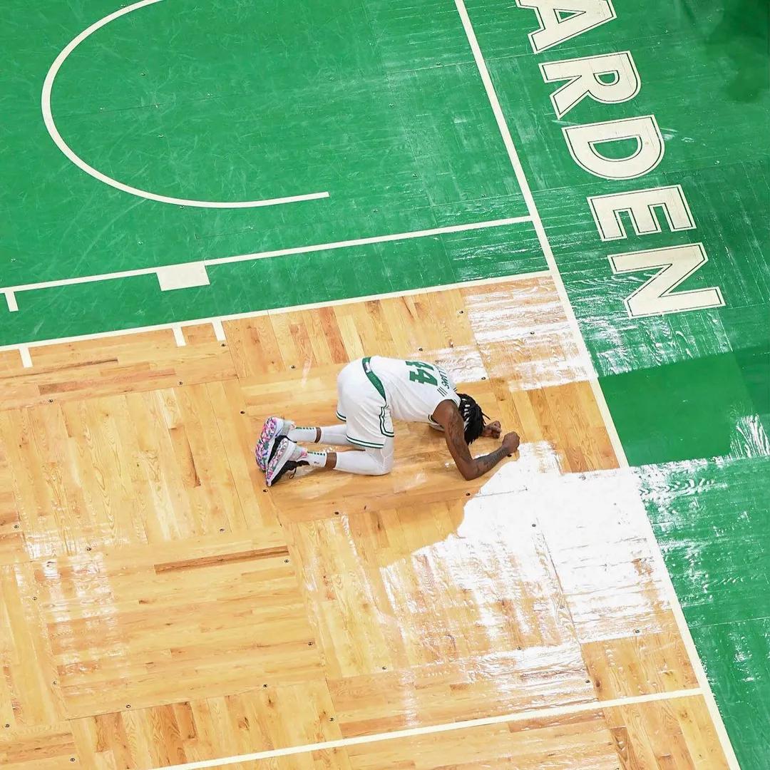 半月板撕裂！别啊，他们刚要冲击总冠军