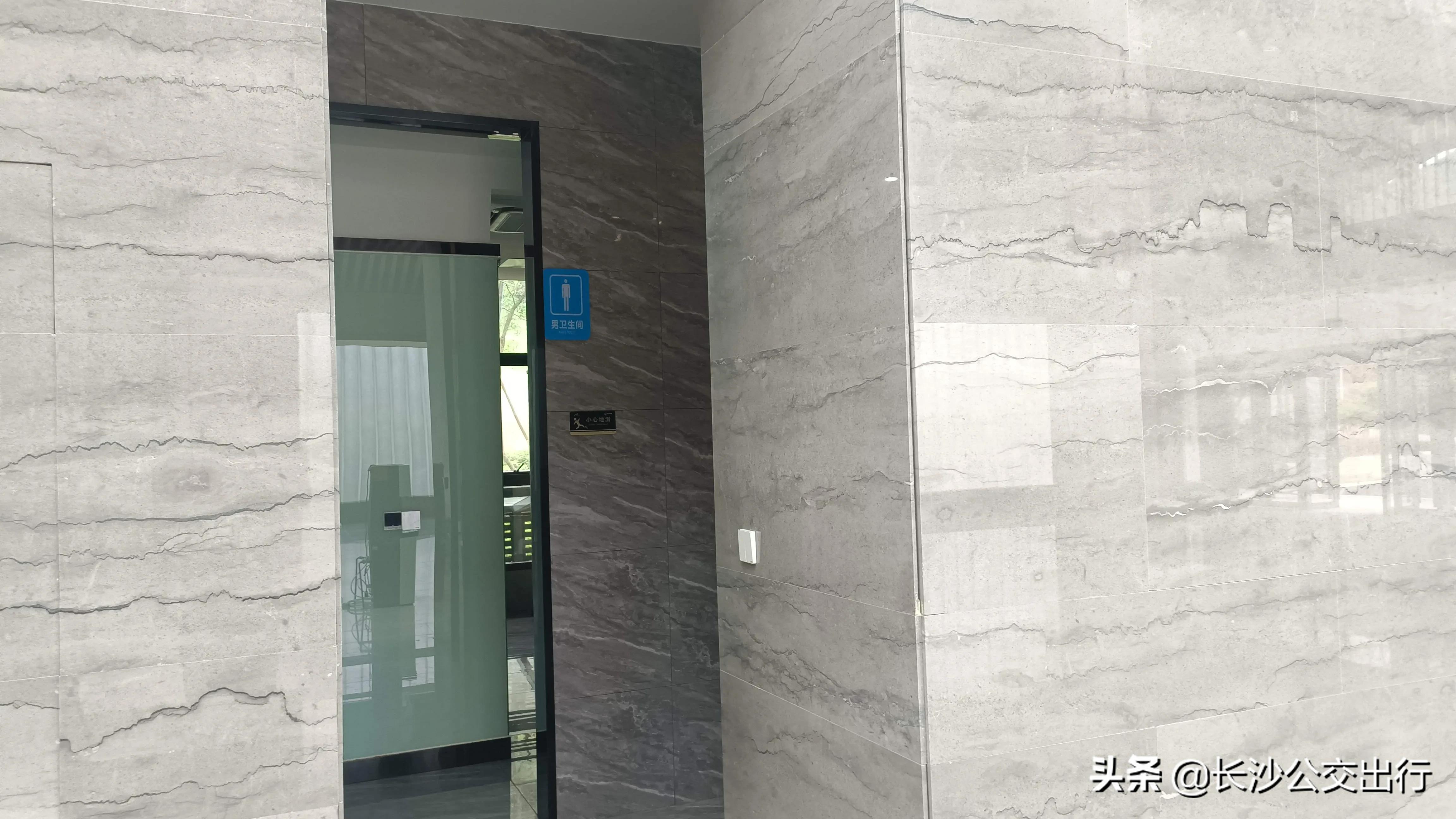 岳麓山从南门爬的攻略,岳麓山东门进南门出旅游攻略