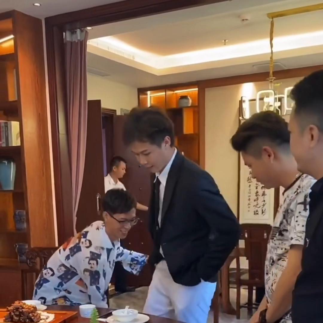 许华升第一次去广州视频,许华升从佛山来到丽江有多远