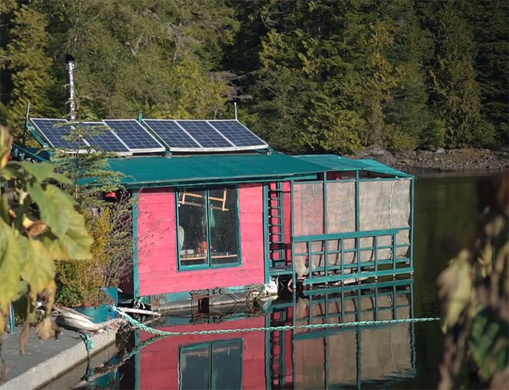 夫妻二人买下海岛过起隐居的生活,夫妻隐居小岛与世隔绝
