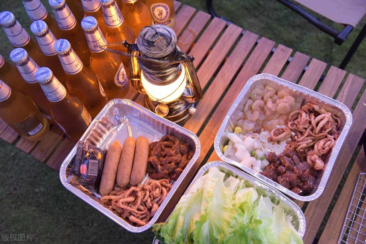 开一个小型烧烤店一年能赚多少,小伙开烧烤店一个月赚200万