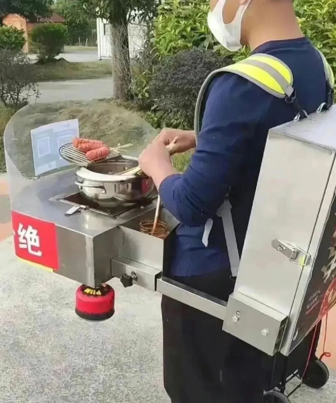 95后夫妻摆摊月入过万,摆地摊年薪百万