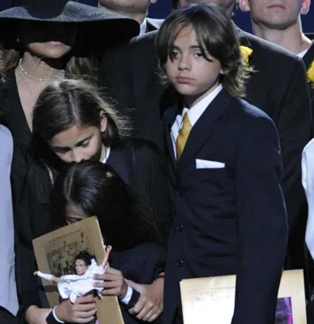 迈克尔杰克逊去世得了什么疾病,迈克杰克逊儿子遗传白化病