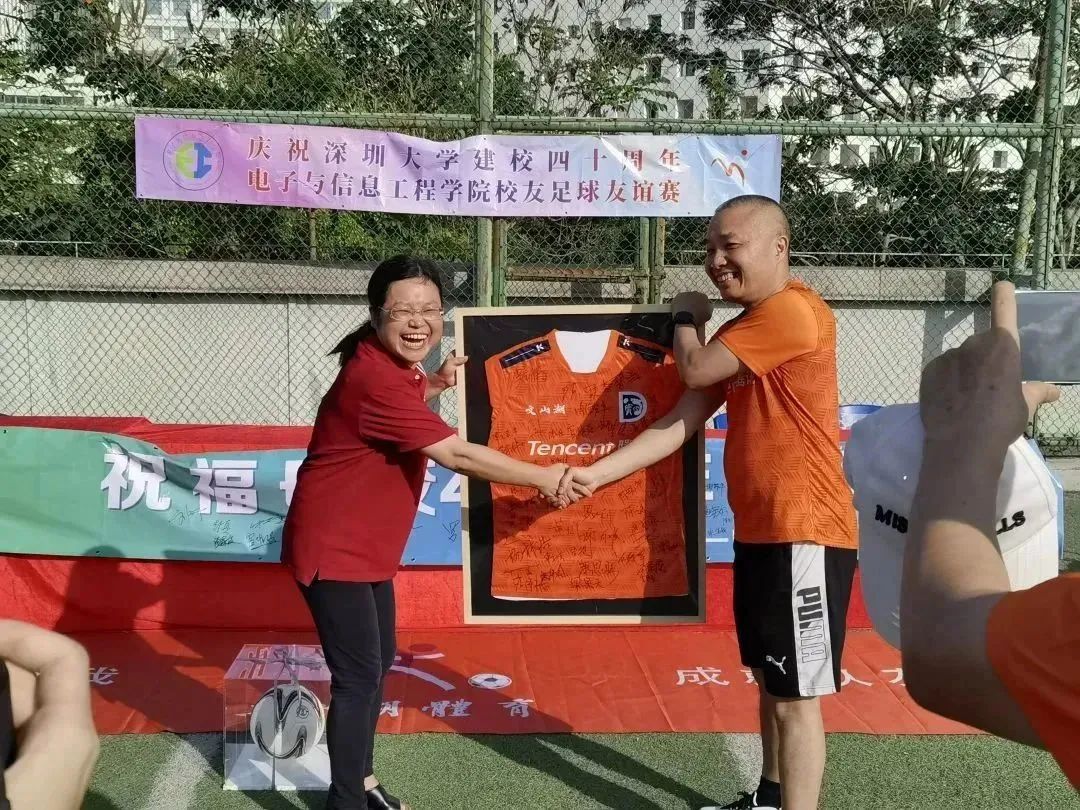 踢足球的学长,踢足球印象深刻的同学