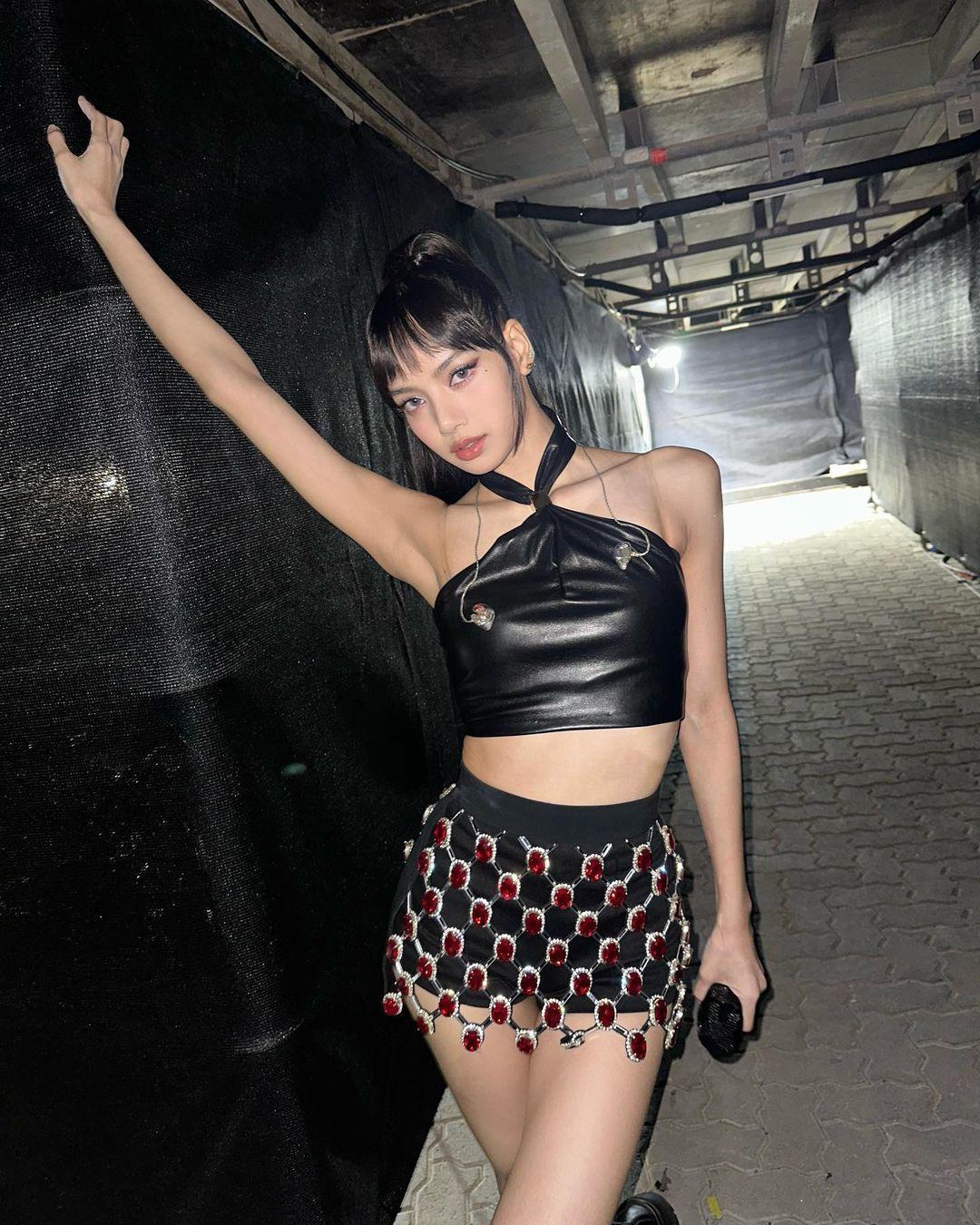 BLACKPINKLisa购买75亿韩元住宅，手中信用卡引韩国网友关注