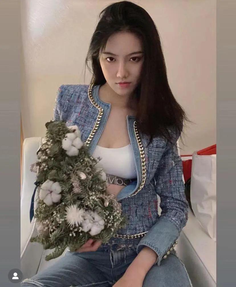 曾志伟拥抱女主持,曾志伟亲吻26岁模特