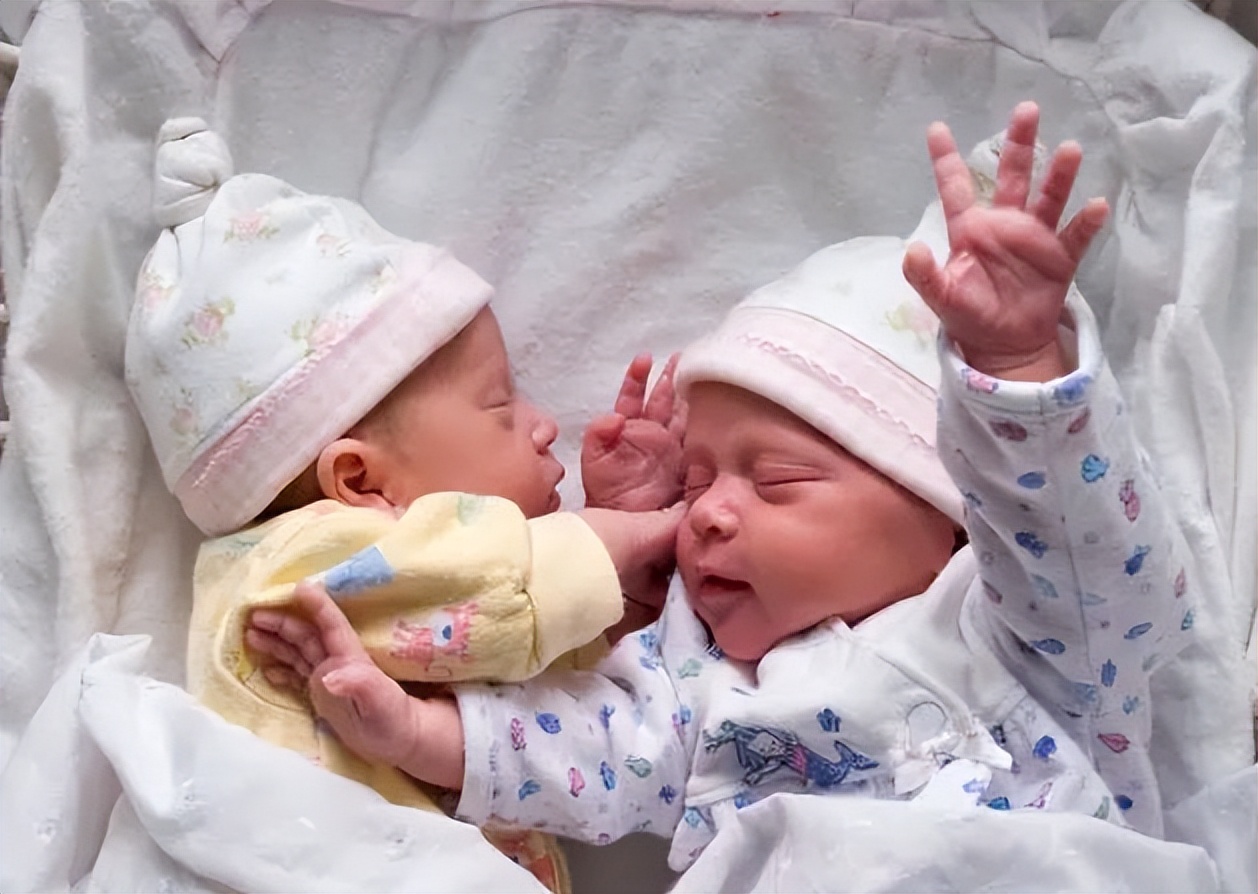 宝宝喝奶后多久才能放床上,新生儿喝完奶多久放床上睡比较好