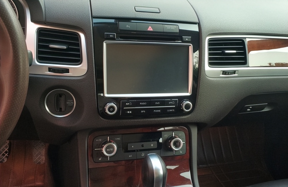 大众途锐低配版多少钱入手,大众途锐v6值得入手吗