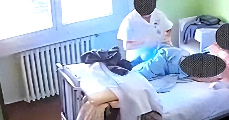 老教授被养老院虐待,89岁老人被护工脱裤殴打