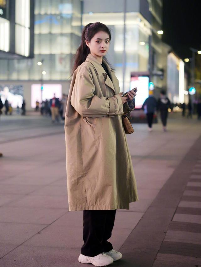 穿来穿去还是板鞋舒服,穿来穿去还是黑裤子最百搭