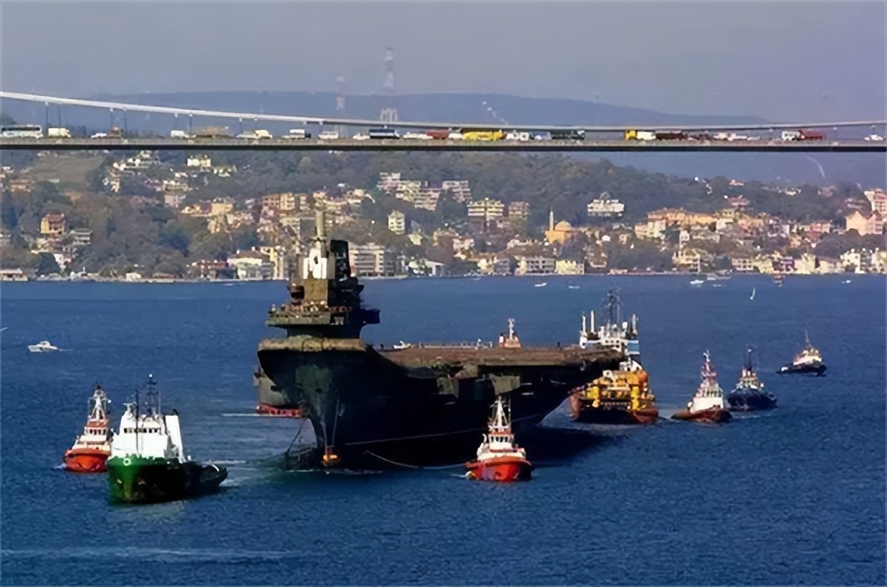 2001年贺鹏飞因突发心脏病去世，母亲盯着遗体发呆，重复说一句话