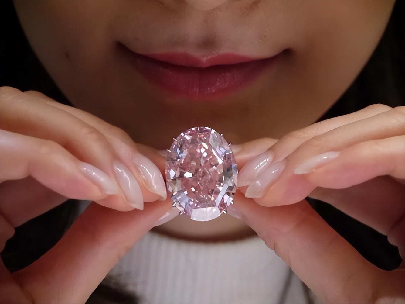 完美无瑕的11.15克拉粉钻4.1亿元高价成交纯洁璀璨的品质极为罕见