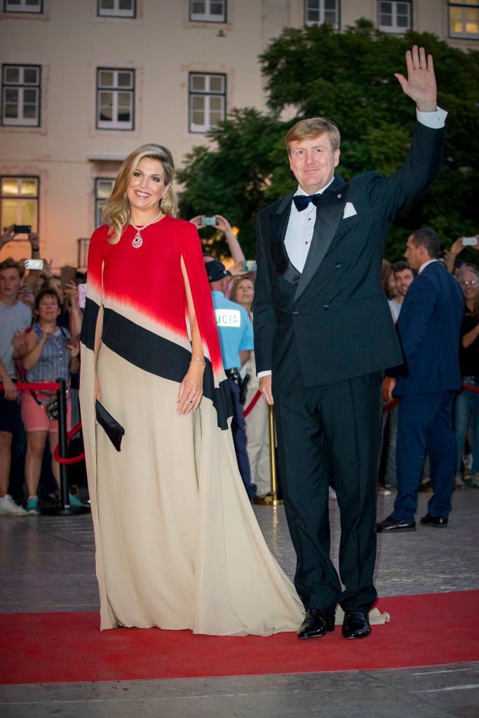 穿斗篷的女人图片大全,王室斗篷图片