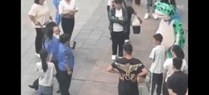 都说城管工作方法简单粗暴，看看这几位城管，都干了些啥？