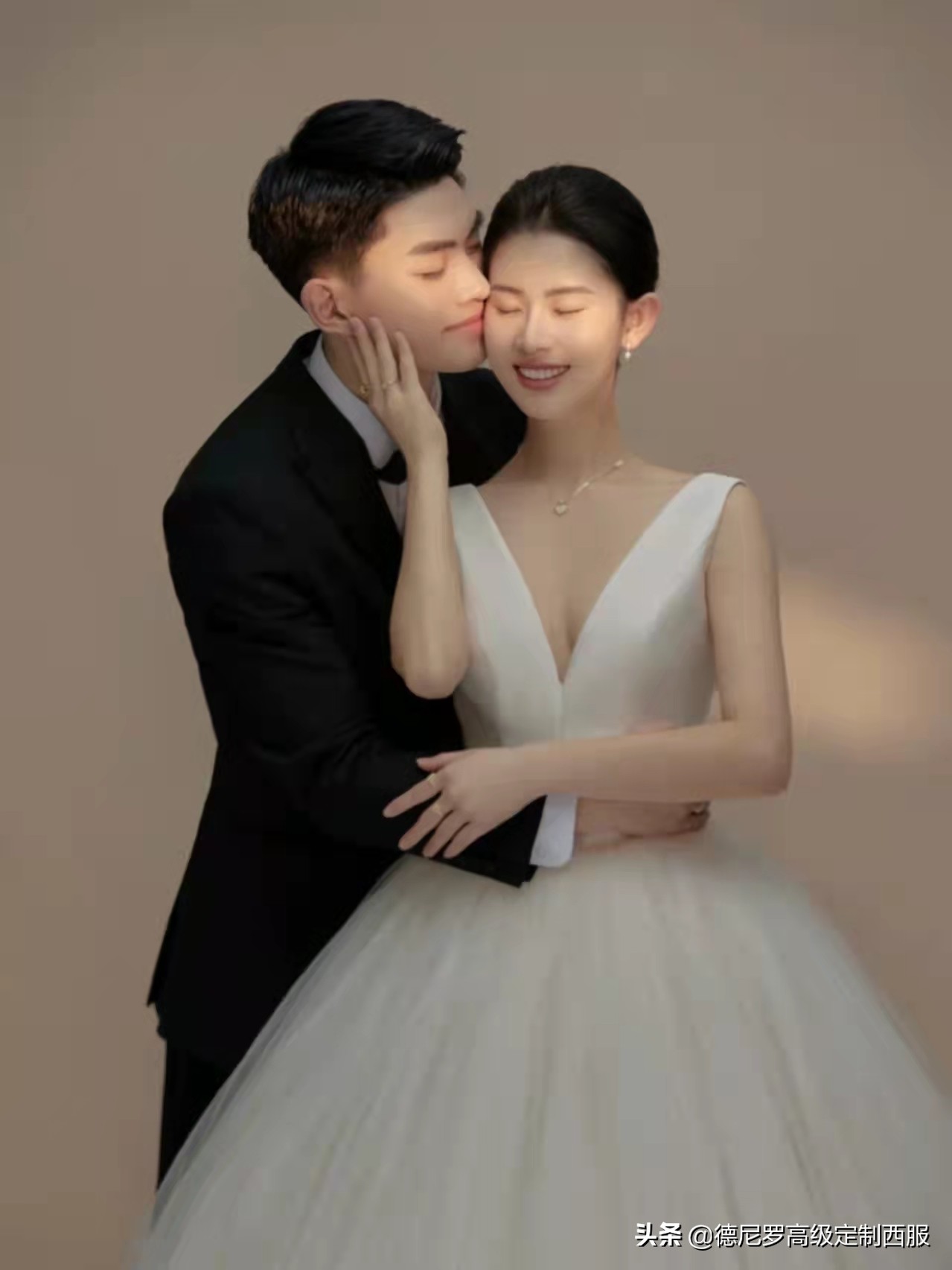 拍婚纱照的时候给你推荐西装,拍婚纱照送的定制西服套路