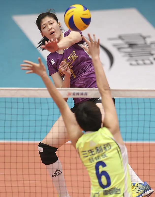 既要做到文明看球，更应该爱护和善待每一位运动员