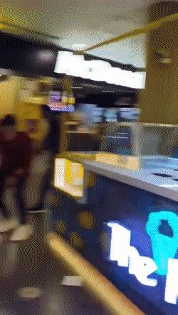 78个真实有趣的照片：山顶的足球场，老树与佛像，老司机脸部皮肤