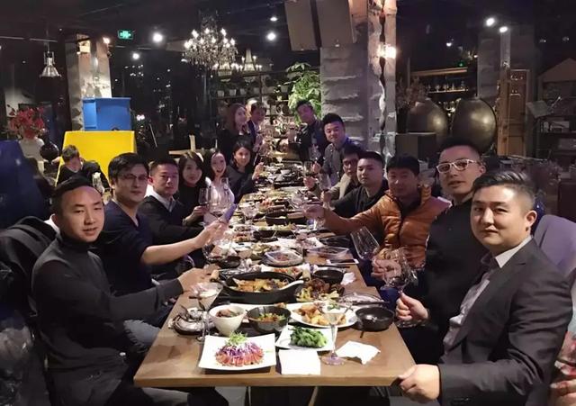 同学会拒绝炫富攀比,同学会穿搭被别人比下去