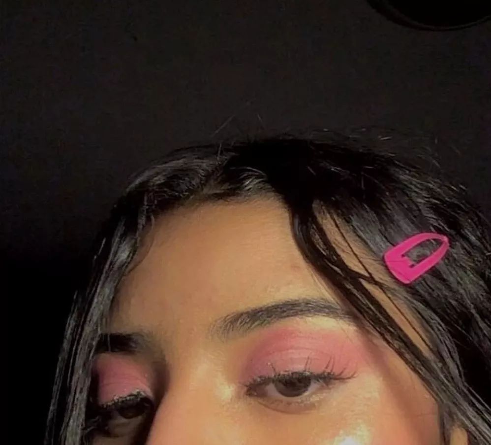 儿童用泫雅风彩色发夹怎么扎好看 (泫雅一字夹发夹佩戴方法)