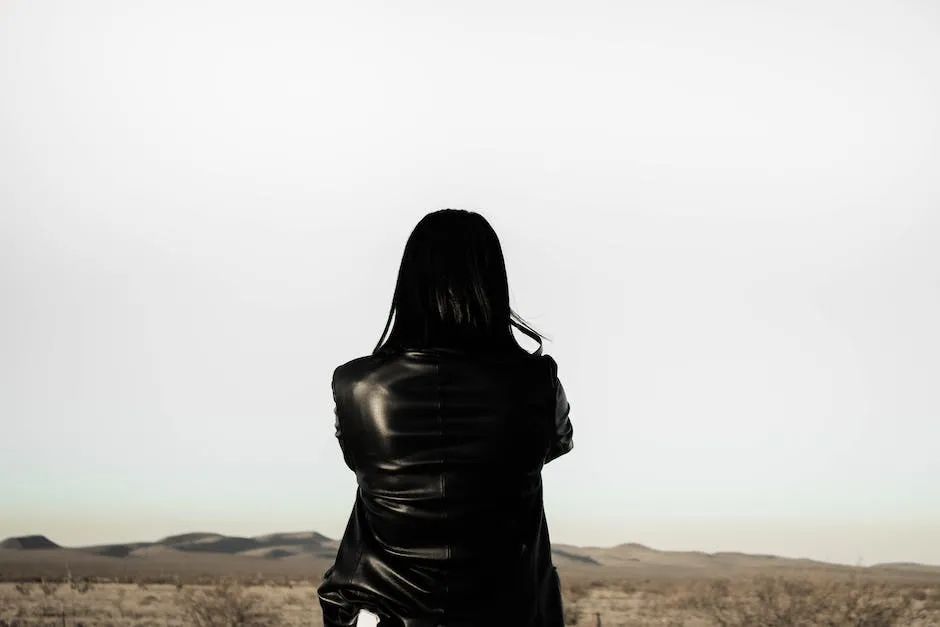 头脑总制造匮乏，学会从头脑转至当下，就会发现我们什么都不缺