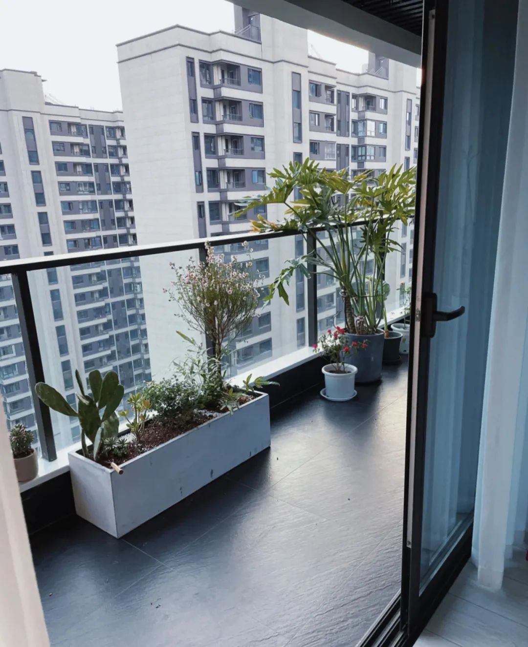 阳台用瓷砖好还是防腐木好,阳台地面铺防腐木好还是地砖好