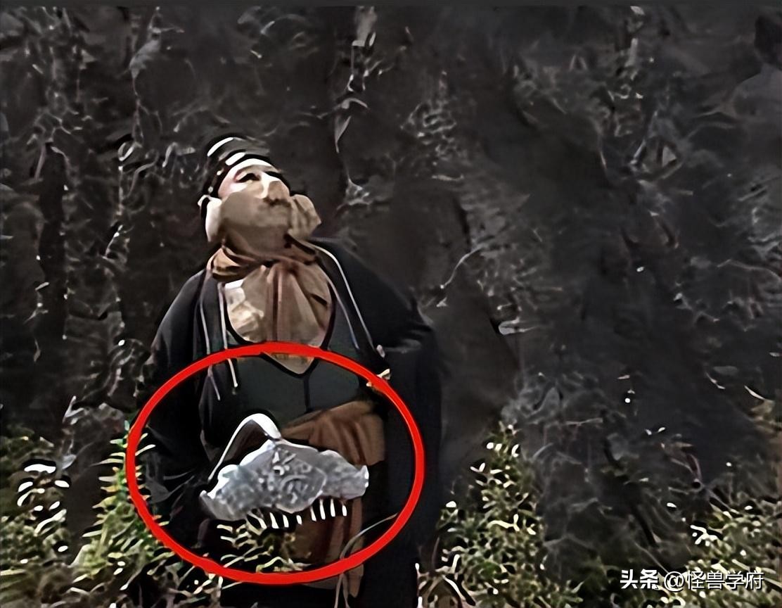 输血管跟电线杆都还能忍，但那个玩手机的，真拿观众当傻子不成？