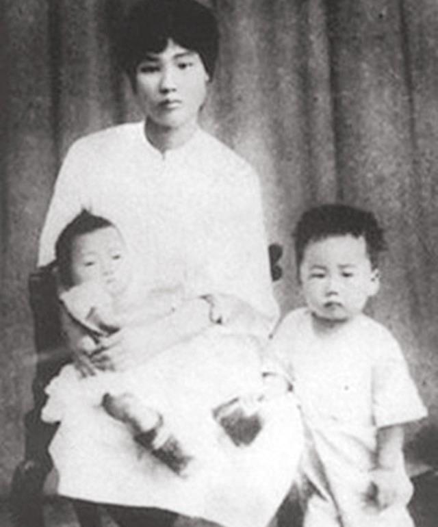 2019年，毛岸平追悼会：李敏、李讷、*新宇毛**敬献花圈