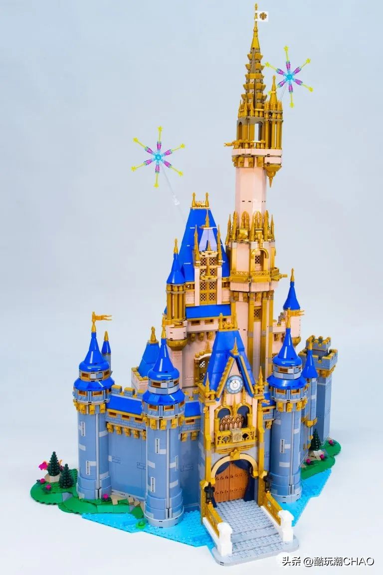 和迪士尼城堡一样高的乐高,和迪士尼乐园相似的城堡