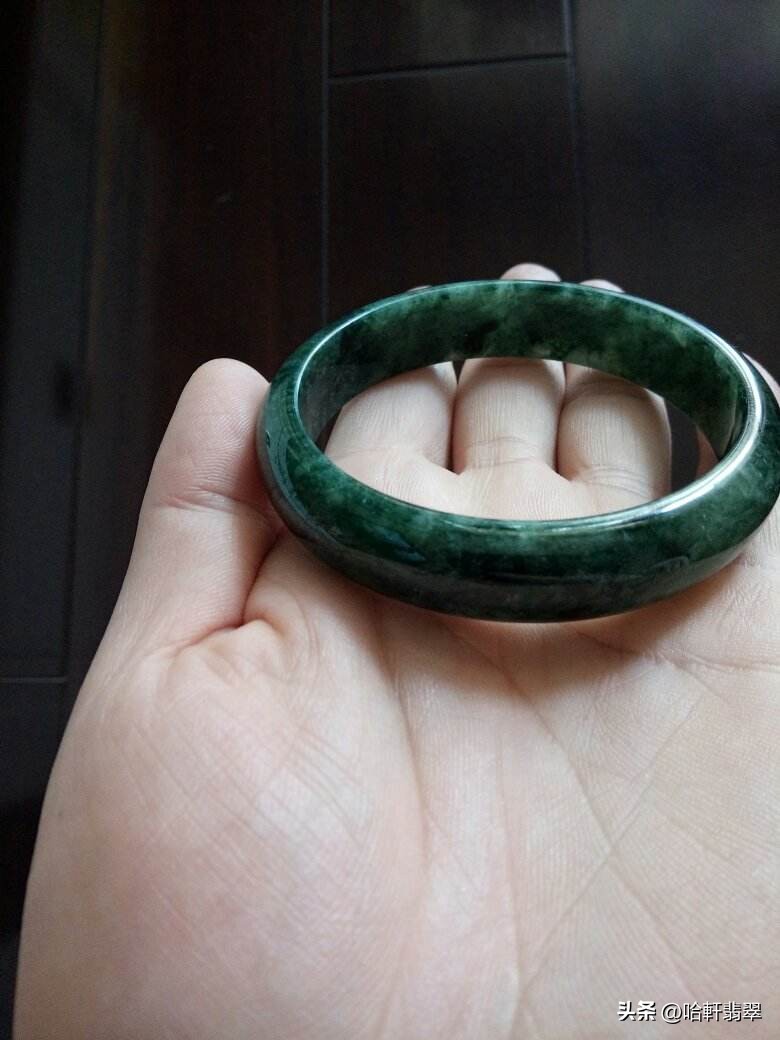 上2万元的油青种翡翠,人人都能买得起的珠宝