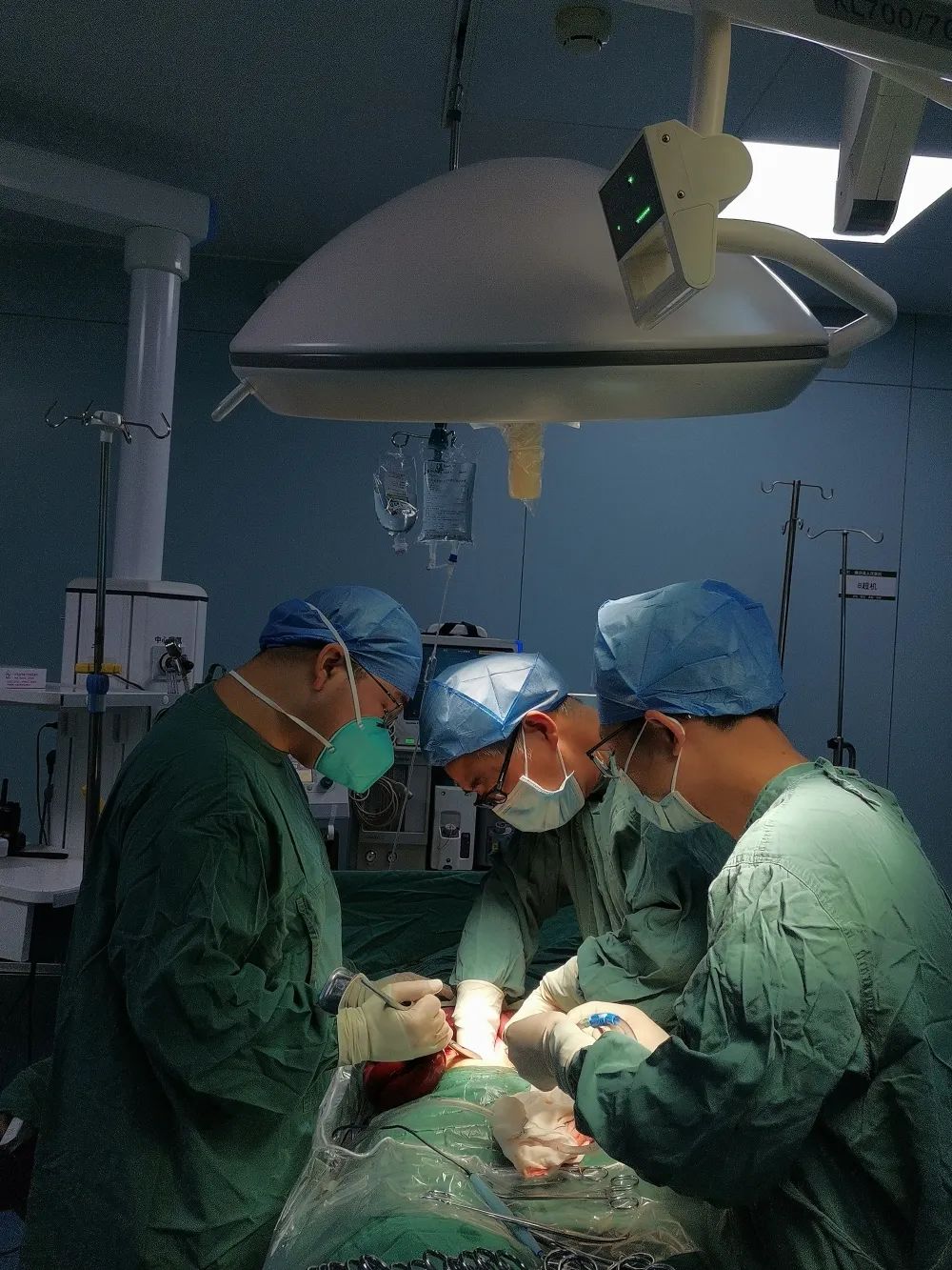 防疫第一线亮丽风景线,医护人员防疫最美背影