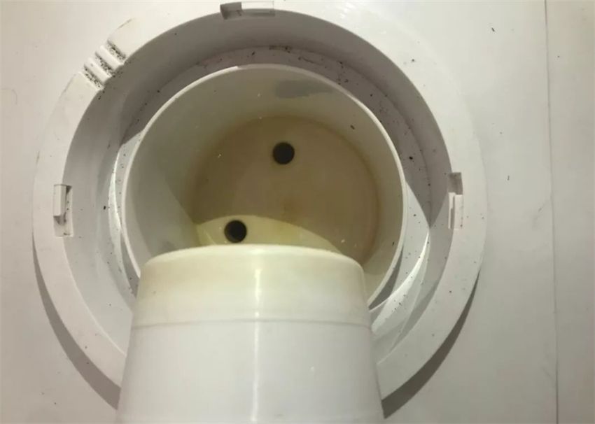 饮水机脏了从哪个位置拆下来洗,饮水机里的水比马桶还脏
