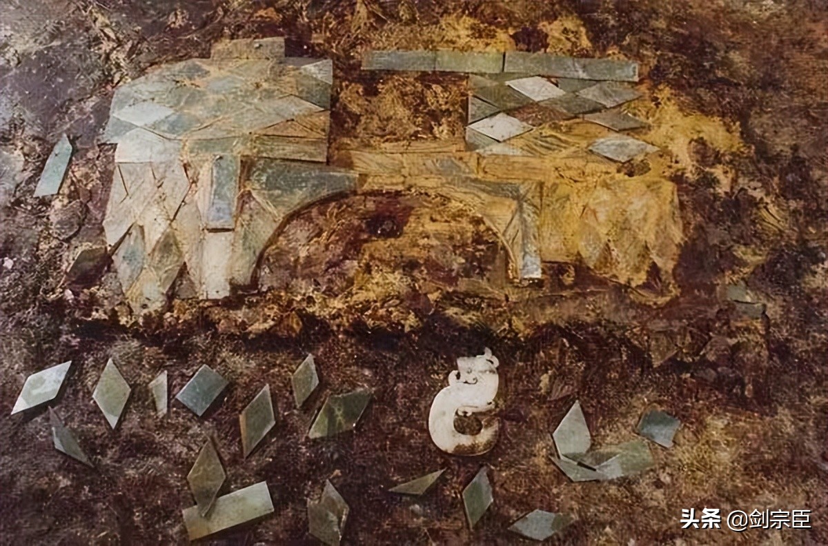 1984年，砖瓦厂工人在山上取土，一锄头下去，冒出来一个“人头”