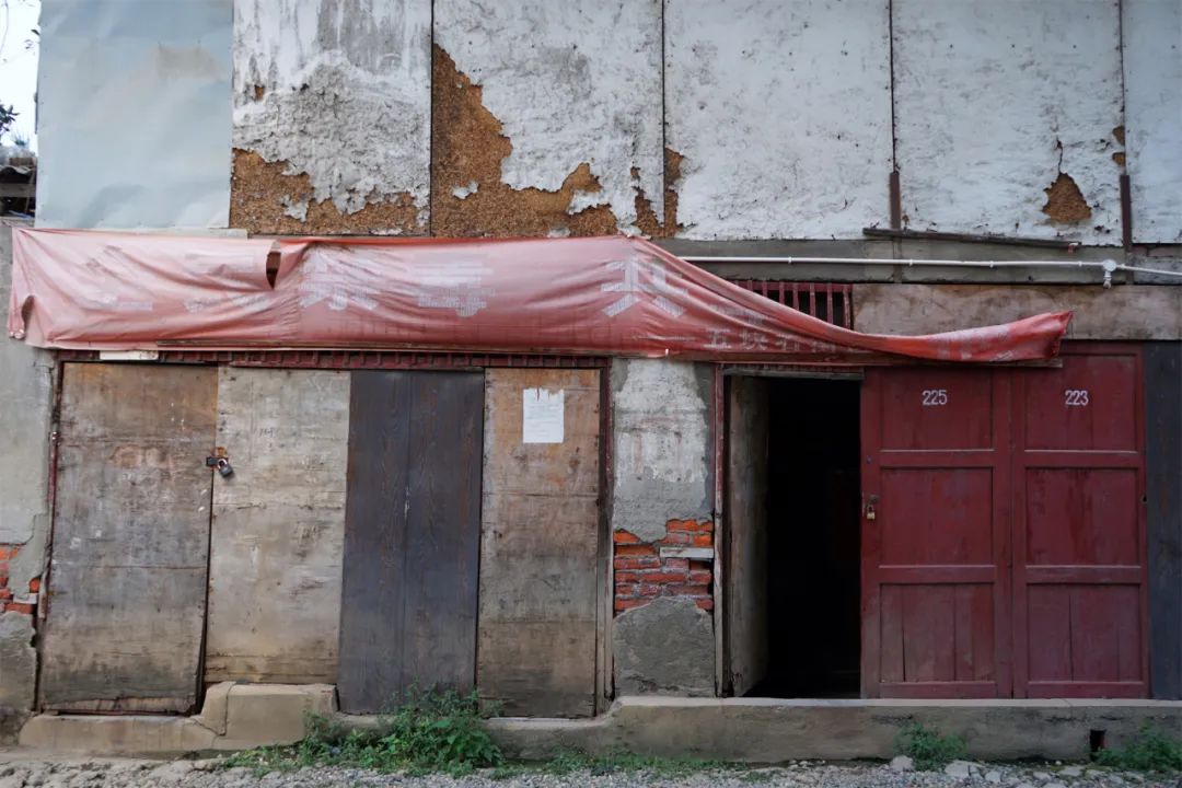 穿越五块石的百米窄巷，打开铁半城的光