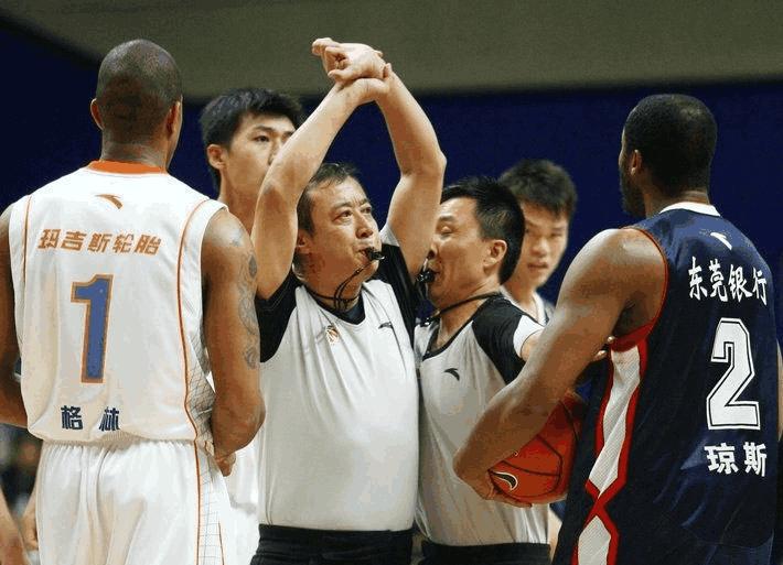 裁判终于成了球场主角,裁判成为主角