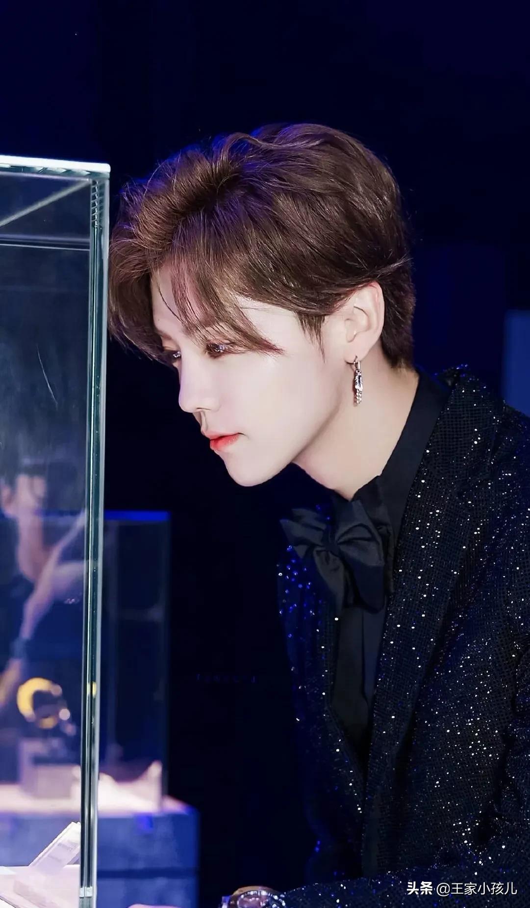 鹿晗勋章歌词壁纸图片,鹿晗照片锁屏壁纸卸妆